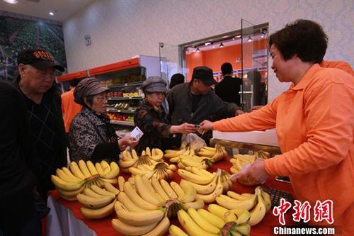 資料圖：市民選購(gòu)水果。<a target='_blank' href='http://www.chinanews.com/'>中新社</a>記者 張道正 攝